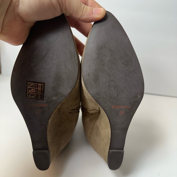 Charles David Women’s Taupe Suede Wedges Size 37 (6.5) - Picture 7 of 12